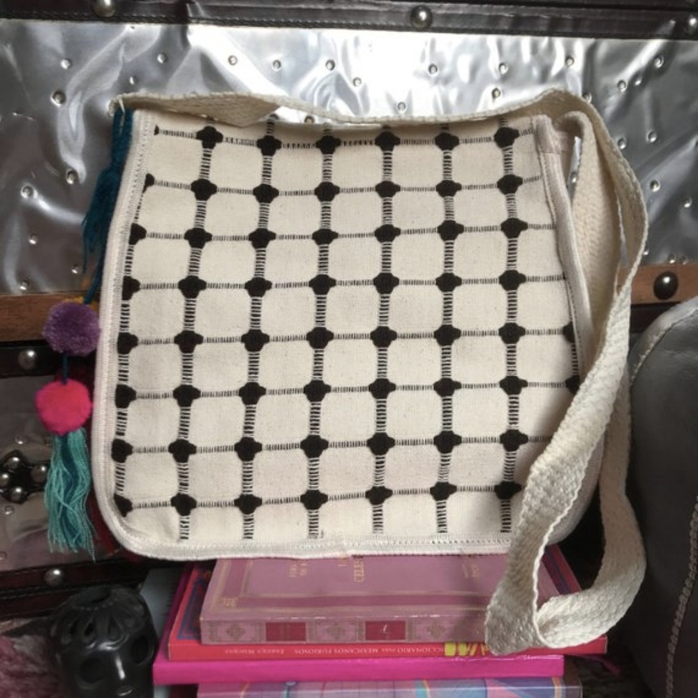 Gridded Messenger Bag with Tassel Mexico - Picture 3 of 8